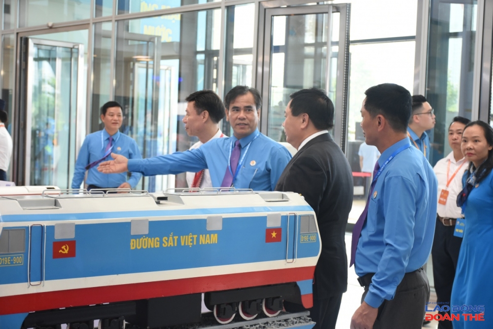 Đồng chí Hà Trọng Thắng - Chủ tịch Công đoàn VNR giới thiệu với đồng chí Nguyễn Xuân Thắng về những thành tựu của ngành đường sắt Việt Nam đã đạt được trong những năm qua tại triển lãm. Ảnh: Nguyễn Việt