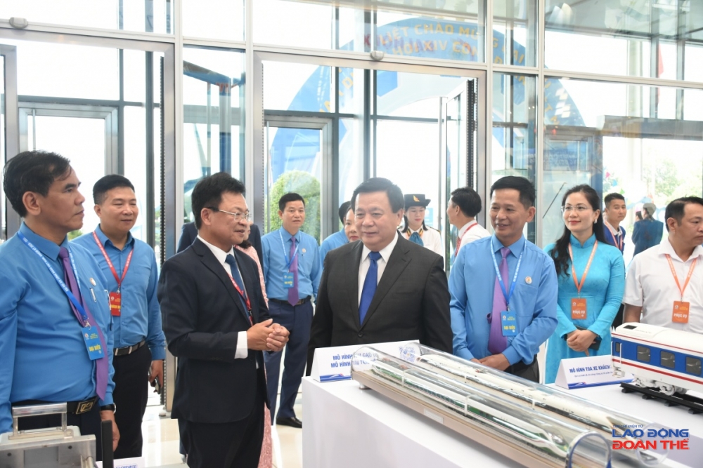 Đồng chí Nguyễn Xuân Thắng - nguyên Ủy viên Bộ Chính trị, Chủ tịch Hội đồng Lý luận Trung ương chụp ảnh lưu niệm cùng đồng chí Đặng Sỹ Mạnh - Bí thư Đảng bộ, Chủ tịch Hội đồng thành viên Tổng công ty Đường sắt Việt Nam tại gian triển lãm của Công đoàn Đường sắt Việt Nam tại Đại hội. Ảnh: Nguyễn Việt