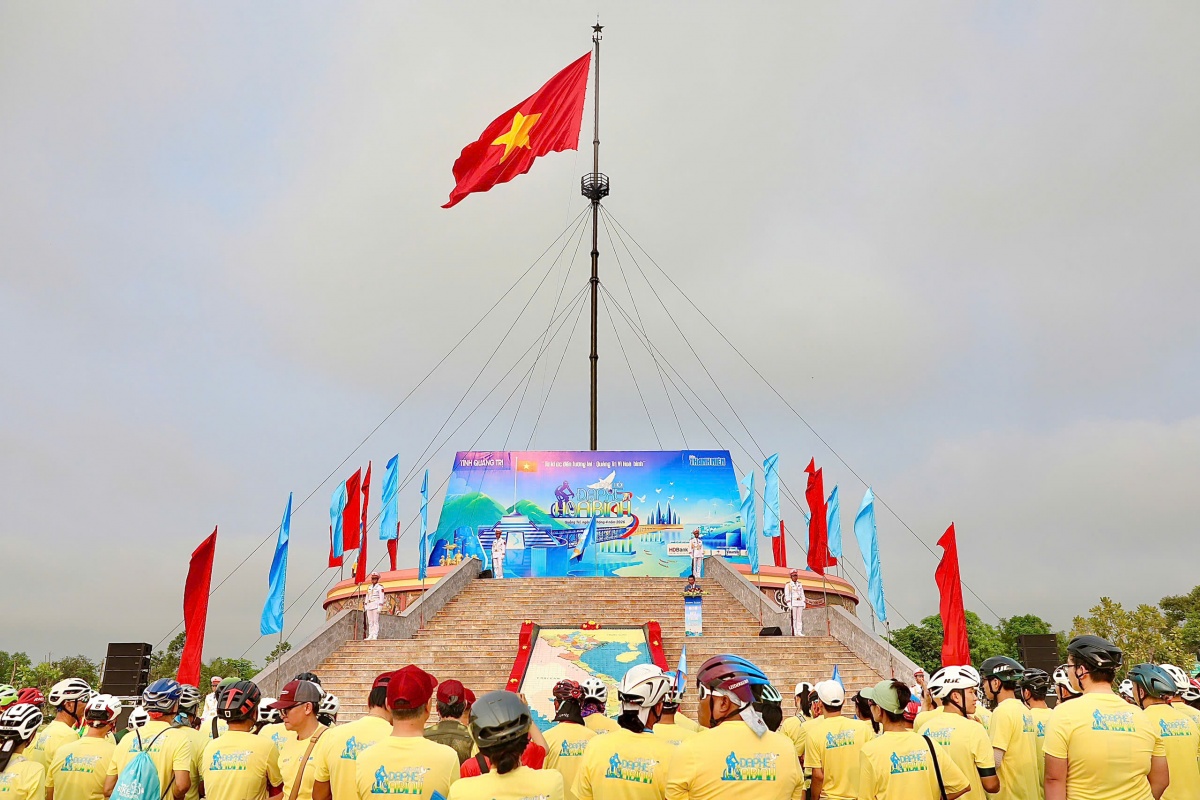 Lễ Thượng cờ tại Di tích quốc gia đặc biệt Đôi bờ Hiền Lương - Bến Hải sáng 18/4.