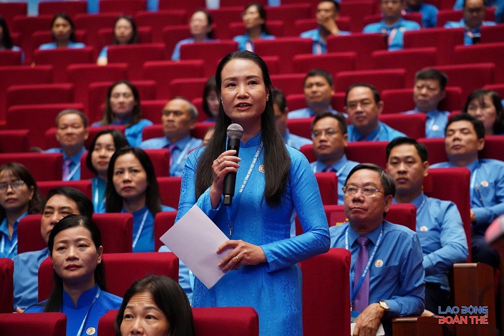 Đại biểu Nguyễn Thị Thanh, Chủ tịch Công đoàn phường Ba Đình, LĐLĐ Hà Nội, phát biểu về phát triển nhà ở cho công nhân thuê lâu dài - nền tảng ổn định nguồn nhân lực. Ảnh: Mạnh Thắng