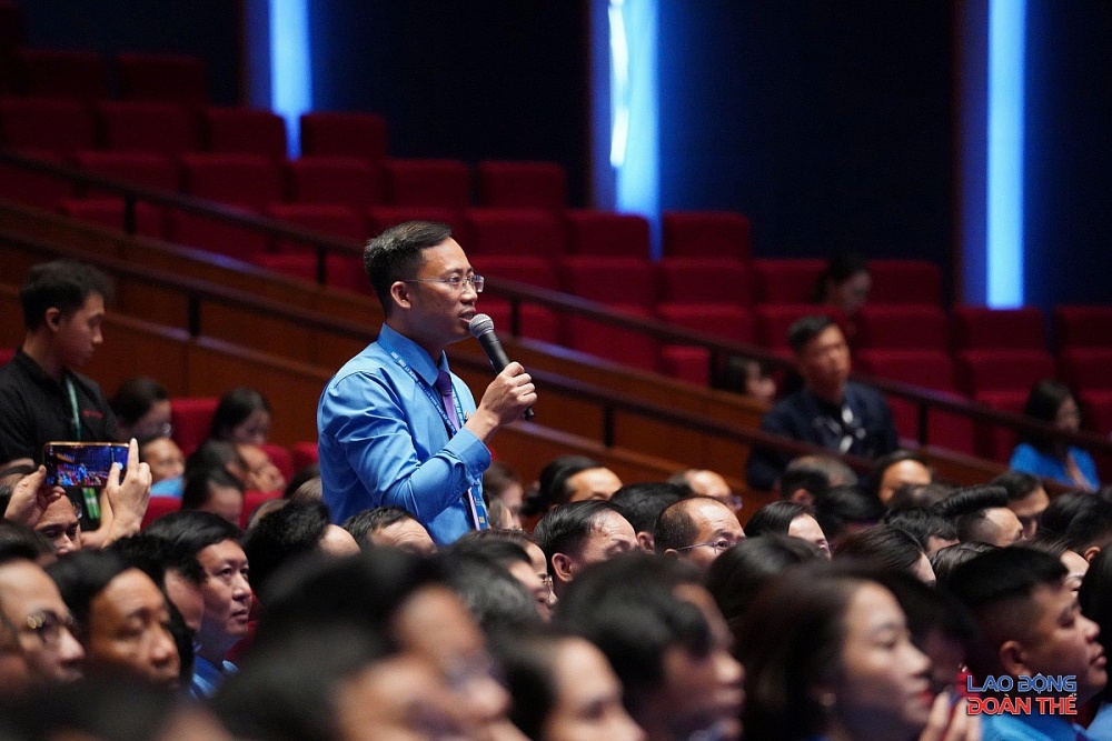 Đại biểu Cao Minh Hòa – Giám đốc kỹ thuật, Chủ tịch Công đoàn Công ty Cổ phần sữa TH, LĐLĐ Nghệ An chia sẻ về chủ đề nâng cao và đảm bảo môi trường sống và làm việc an toàn cho người lao động. Ảnh: Mạnh Thắng Đại biểu Cao Minh Hòa – Giám đốc kỹ thuật, Chủ tịch Công đoàn Công ty Cổ phần sữa TH, LĐLĐ Nghệ An chia sẻ về chủ đề nâng cao và đảm bảo môi trường sống và làm việc an toàn cho người lao động. Ảnh: Mạnh Thắng