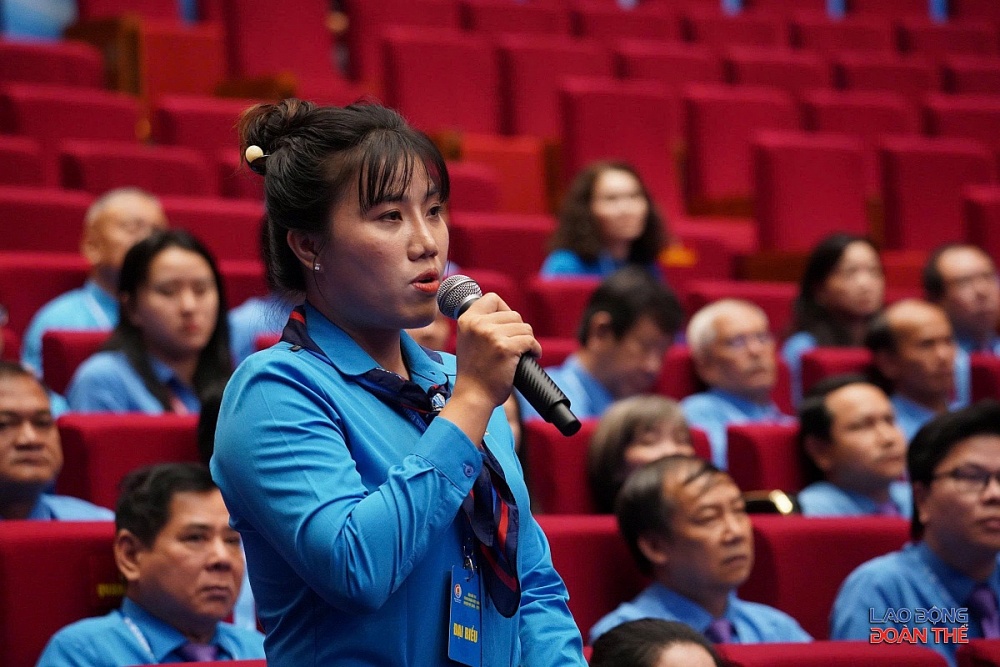 Đại biểu Nguyễn Thị Mai Chi, Chủ tịch Công đoàn cơ sở Công ty THHH, NewApparel Far Eastern, Liên đoàn Lao động tỉnh Đồng Nai, trao đổi về vấn đề tiền lương và phúc lợi của người lao động. Ảnh: Mạnh Thắng Đại biểu Nguyễn Thị Mai Chi, Chủ tịch Công đoàn cơ sở Công ty THHH, NewApparel Far Eastern, Liên đoàn Lao động tỉnh Đồng Nai, trao đổi về vấn đề tiền lương và phúc lợi của người lao động. Ảnh: Mạnh Thắng