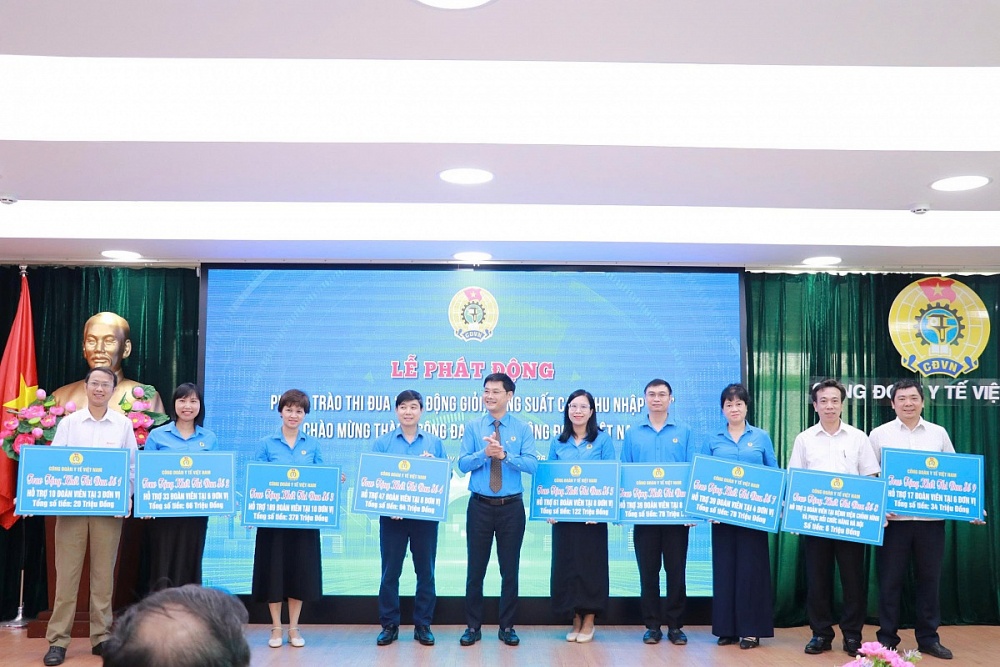 Đồng chí Vũ Anh Tuấn (giữa) trao hỗ trợ cho đại diện các khối thi đua có đoàn viên có hoàn cảnh khó khăn. Ảnh: ĐVCC Đồng chí Vũ Anh Tuấn (giữa) trao hỗ trợ cho đại diện các khối thi đua có đoàn viên có hoàn cảnh khó khăn. Ảnh: ĐVCC
