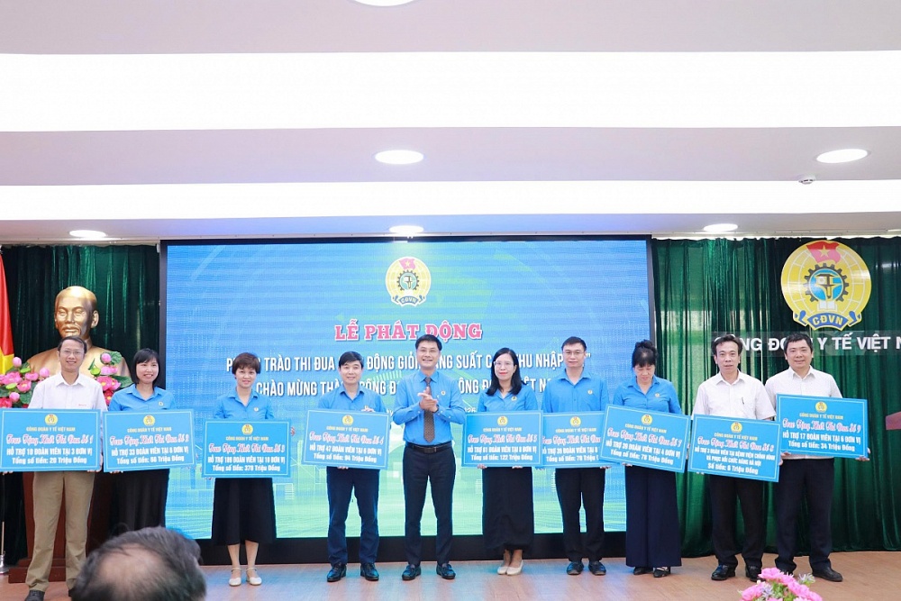 Đồng chí Vũ Anh Tuấn, Phó Chủ tịch Công đoàn Y tế Việt Nam trao hỗ trợ cho đại diện 9 Khối thi đua có đoàn viên NLĐ có hoàn cảnh khó khăn. Ảnh: ĐVCC Đồng chí Vũ Anh Tuấn, Phó Chủ tịch Công đoàn Y tế Việt Nam trao hỗ trợ cho đại diện 9 Khối thi đua có đoàn viên NLĐ có hoàn cảnh khó khăn. Ảnh: ĐVCC