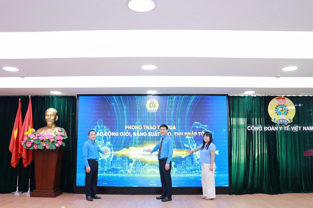 Đồng chí Vũ Anh Tuấn, Phó Chủ tịch Công đoàn Y tế Việt Nam cùng đại diện Ban Chấp hành các công đoàn cơ sở trực thuộc thực hiện nghi lễ phát động. Ảnh: ĐVCC Đồng chí Vũ Anh Tuấn, Phó Chủ tịch Công đoàn Y tế Việt Nam cùng đại diện Ban Chấp hành các công đoàn cơ sở trực thuộc thực hiện nghi lễ phát động. Ảnh: ĐVCC