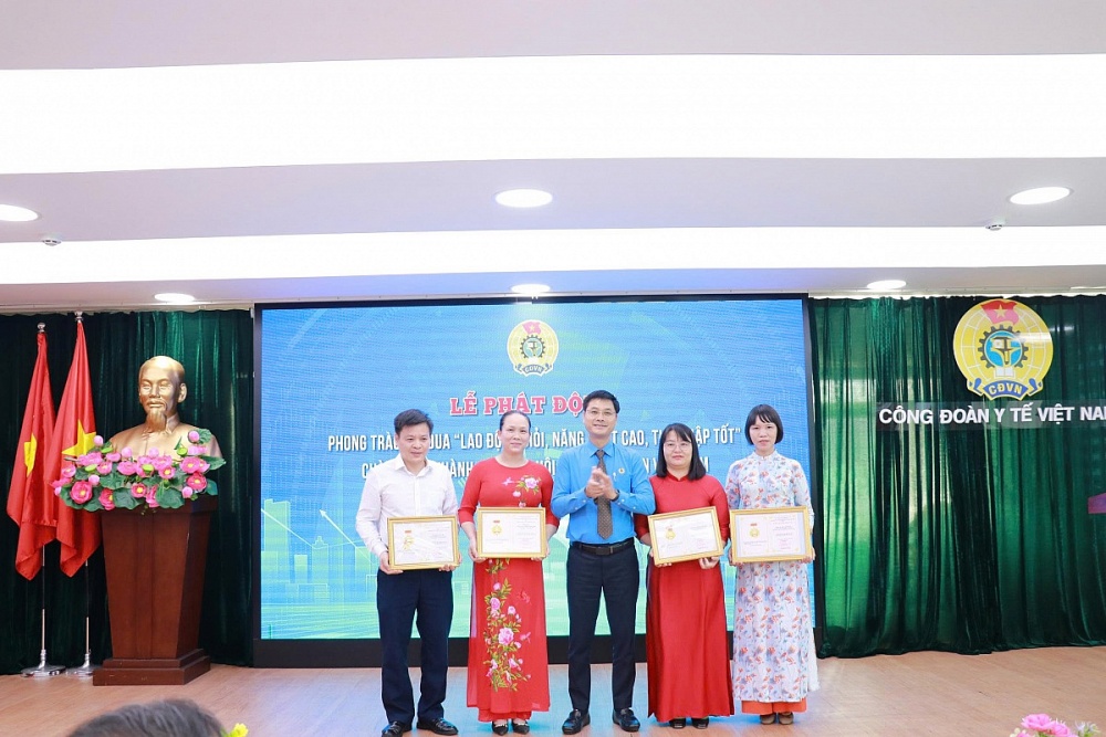 Đồng chí Vũ Anh Tuấn (giữa) trao bằng Lao động sáng tạo Tổng Liên đoàn Lao động Việt Nam cho các cá nhân tiêu biểu. Ảnh: ĐVCC Đồng chí Vũ Anh Tuấn (giữa) trao bằng Lao động sáng tạo Tổng Liên đoàn Lao động Việt Nam cho các cá nhân tiêu biểu. Ảnh: ĐVCC