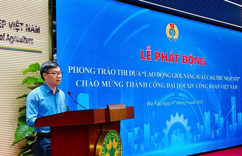 Đồng chí Nguyễn Hà Xuyên, Chủ tịch Công đoàn Nông nghiệp và Môi trường Việt Nam thay mặt Ban Thường vụ Công đoàn ngành phát biểu hưởng ứng Lễ phát động phong trào thi đua “Lao động giỏi - Năng suất cao - Thu nhập tốt” do Tổng Liên đoàn Lao động Việt Nam tổ chức chào mừng thành công Đại hội XIV Công đoàn Việt Nam. Ảnh: ĐVCC