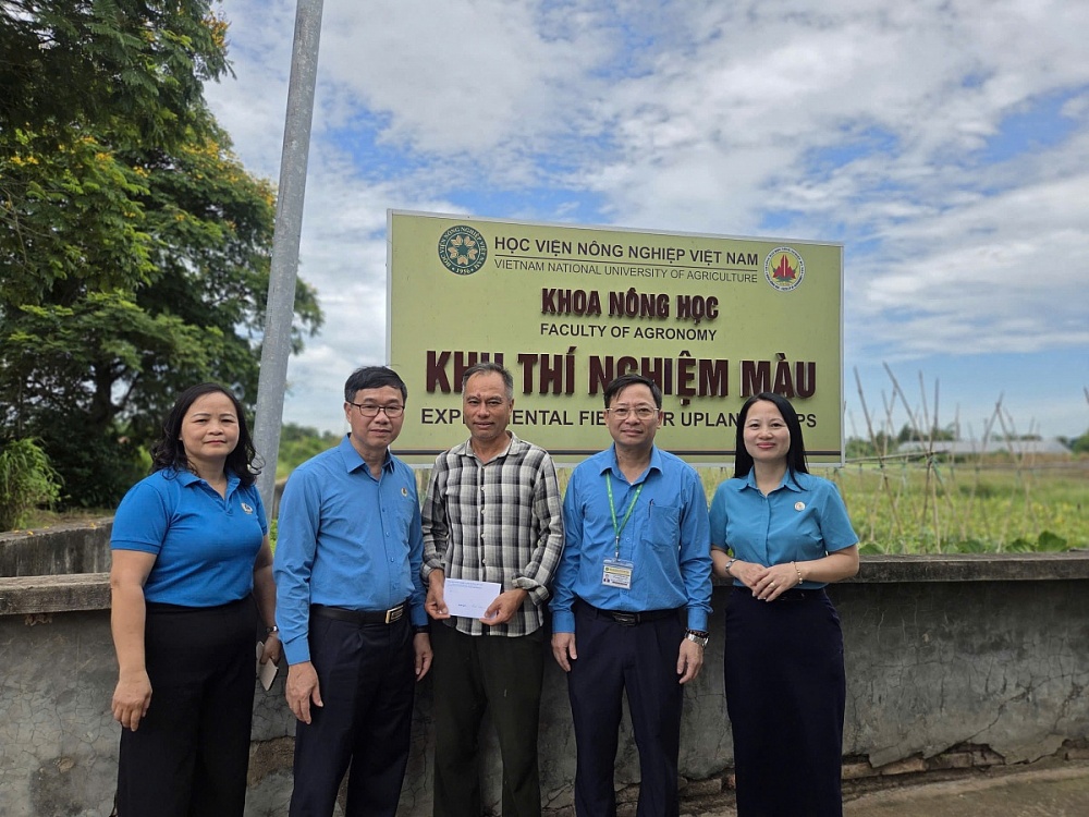 Đồng chí Nguyễn Hà Xuyên, Chủ tịch Công đoàn Nông nghiệp và Môi trường Việt Nam (thứ hai bên trái) và đồng chí Phan Thị Huệ, Phó Chủ tịch Công đoàn Nông nghiệp và Môi trường Việt Nam (ngoài cùng bên phải) trao quà cho đoàn viên, người lao động có hoàn cảnh khó khăn tại Học viện Nông nghiệp Việt Nam. Ảnh: ĐVCC