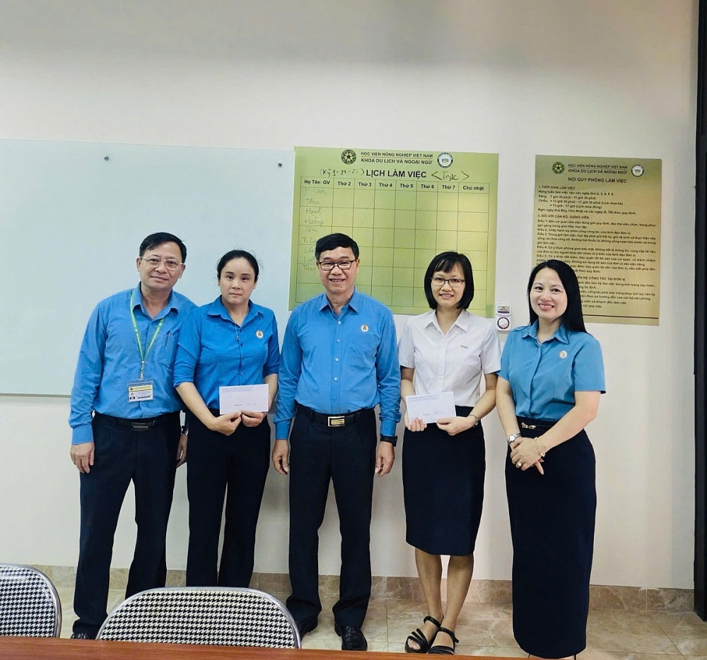 Công đoàn Nông nghiệp và Môi trường Việt Nam trao 20 suất quà cho đoàn viên, người lao động có hoàn cảnh khó khăn của Học viện Nông nghiệp Việt Nam. Ảnh: ĐVCC