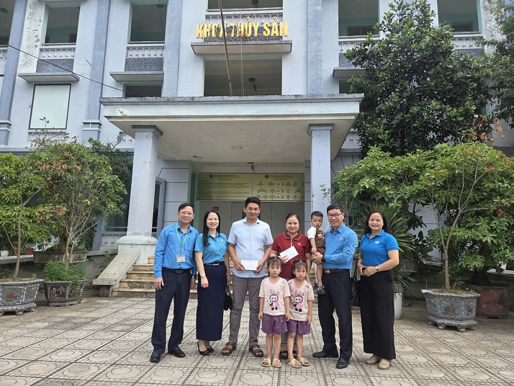 Công đoàn Nông nghiệp và Môi trường Việt Nam trao 20 suất quà cho đoàn viên, người lao động có hoàn cảnh khó khăn của Học viện Nông nghiệp Việt Nam. Ảnh: ĐVCC