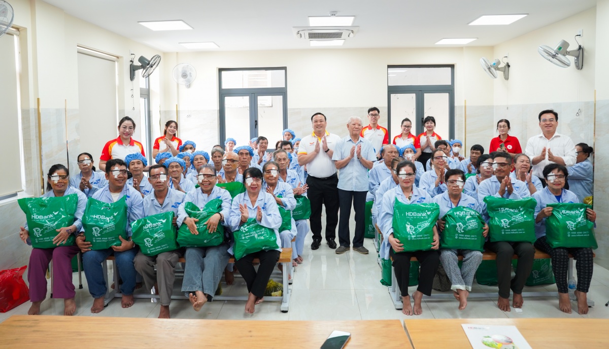 Sau 20 năm, đến nay, HDBank cùng Hội đã mang ánh sáng cho hơn 17.000 người nghèo trên cả nước. Sau 20 năm, đến nay, HDBank cùng Hội đã mang ánh sáng cho hơn 17.000 người nghèo trên cả nước.