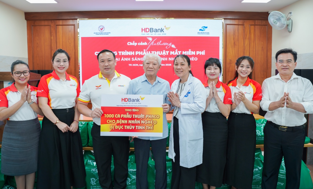 Ngày 25/03/2025, HDBank tiếp tục trao kinh phí thực hiện 1.000 ca phẫu thuật mắt Phaco cho Hội Bảo trợ Bệnh nhân nghèo TP.HCM năm 2026. Tiến sĩ Trần Thành Long (áo xanh) - Chủ tịch Hội Bảo trợ Bệnh nhân nghèo TP.HCM đại diện Hội nhận kinh phí từ đại diện HDBank. Ngày 25/03/2025, HDBank tiếp tục trao kinh phí thực hiện 1.000 ca phẫu thuật mắt Phaco cho Hội Bảo trợ Bệnh nhân nghèo TP.HCM năm 2026. Tiến sĩ Trần Thành Long (áo xanh) - Chủ tịch Hội Bảo trợ Bệnh nhân nghèo TP.HCM đại diện Hội nhận kinh phí từ đại diện HDBank.