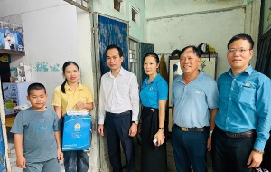 Nỗi nhớ con nơi phòng trọ công nhân và những món quà ấm lòng từ Công đoàn