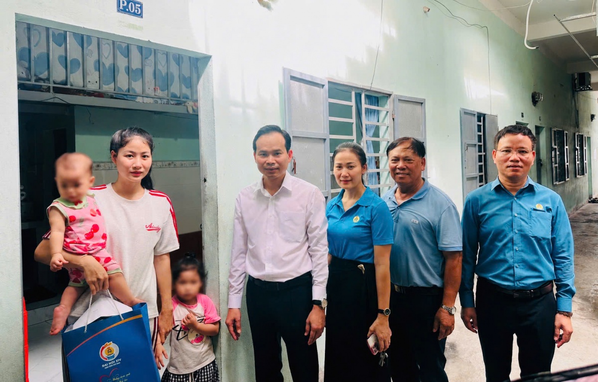 Nặng gánh mưu sinh, công nhân gửi con về quê và niềm vui từ sự sẻ chia của tổ chức công đoàn