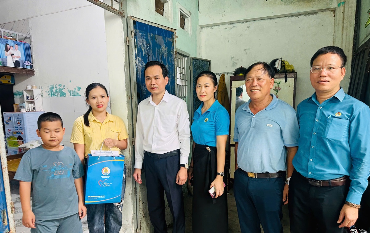 Nặng gánh mưu sinh, công nhân gửi con về quê và niềm vui từ sự sẻ chia của tổ chức công đoàn