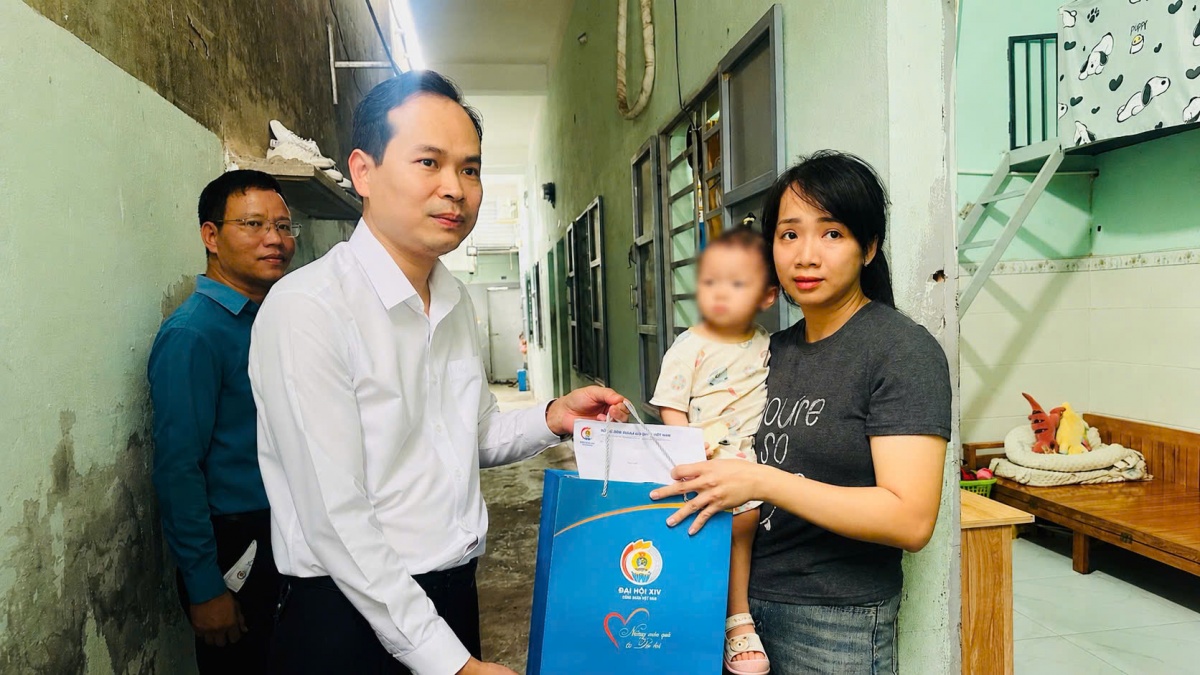 Nặng gánh mưu sinh, công nhân gửi con về quê và niềm vui từ sự sẻ chia của tổ chức công đoàn