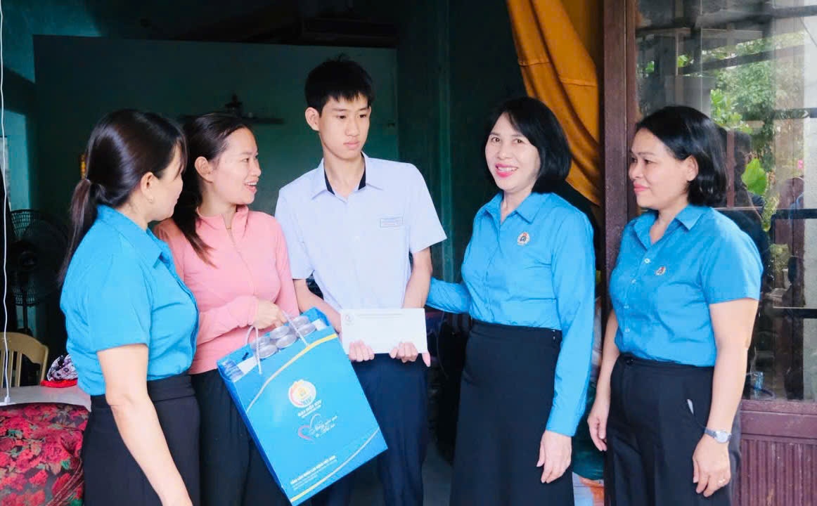 Nặng gánh mưu sinh, công nhân gửi con về quê và niềm vui từ sự sẻ chia của tổ chức công đoàn
