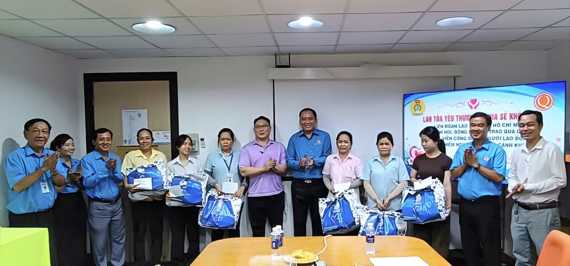 LĐLĐ TP. HCM: Thăm doanh nghiệp, trao quà Đại hội XIV Công đoàn Việt Nam LĐLĐ TP. HCM: Thăm doanh nghiệp, trao quà Đại hội XIV Công đoàn Việt Nam