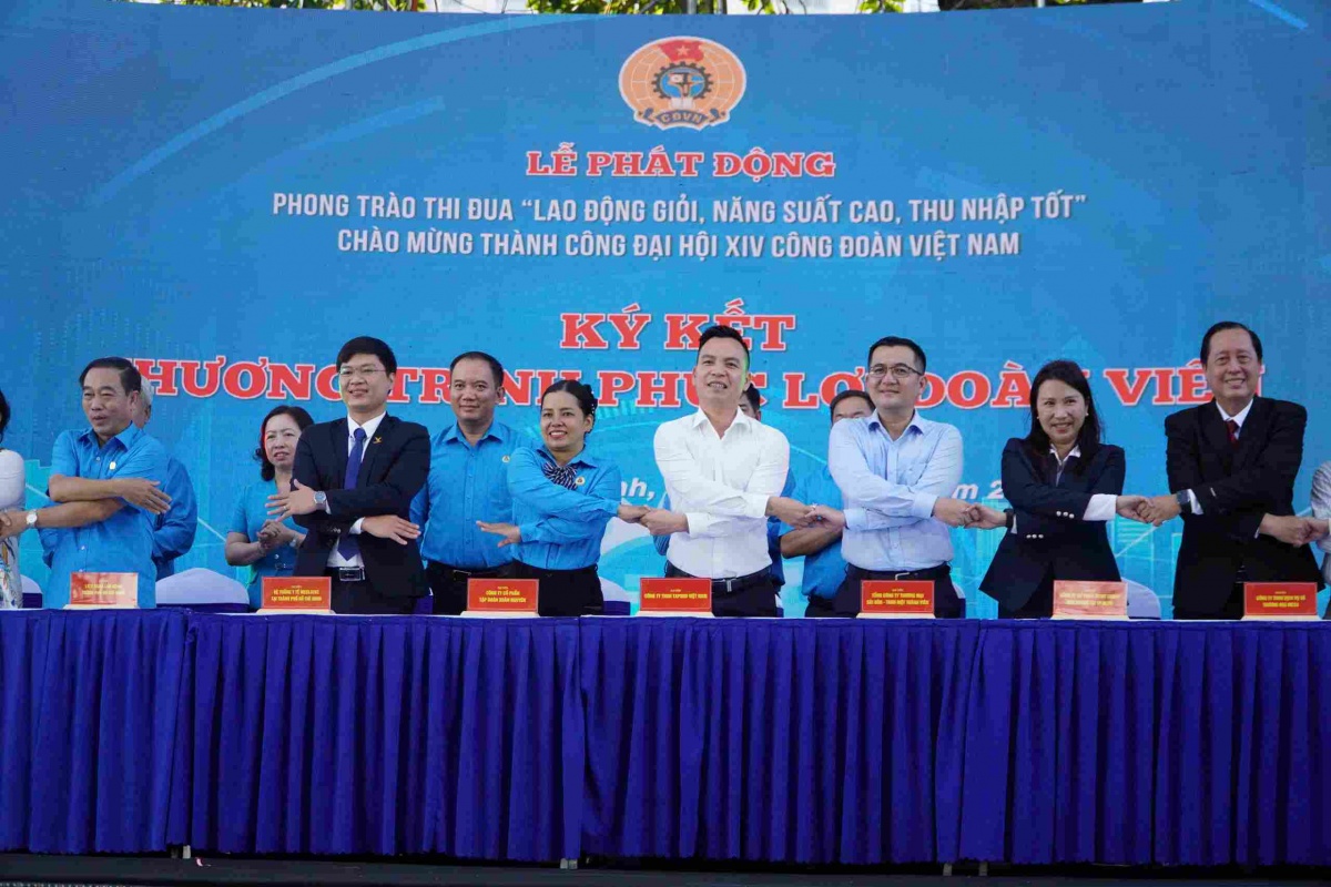 LĐLĐ TP. HCM: Thăm doanh nghiệp, trao quà Đại hội XIV Công đoàn Việt Nam LĐLĐ TP. HCM: Thăm doanh nghiệp, trao quà Đại hội XIV Công đoàn Việt Nam