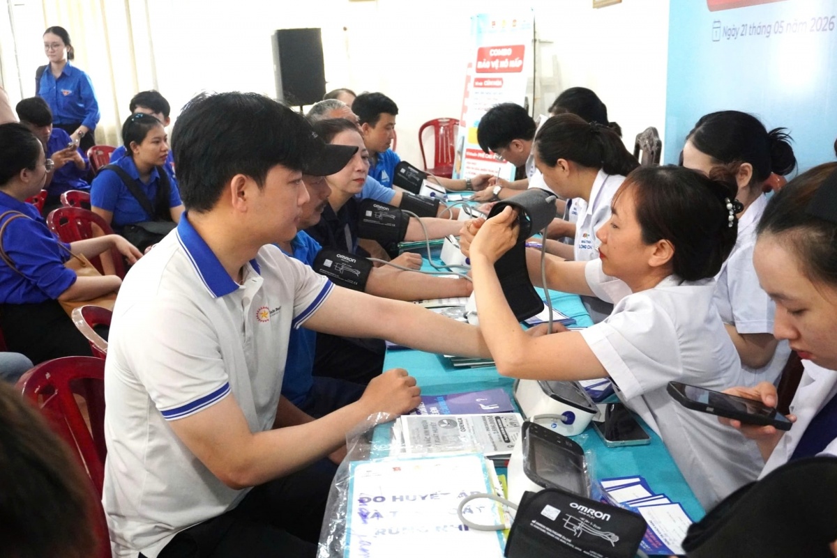 Người lao động được kiểm tra sức khỏe, tầm soát các bệnh lý miễn phí. Ảnh: LAM PHƯƠNG. Người lao động được kiểm tra sức khỏe, tầm soát các bệnh lý miễn phí. Ảnh: LAM PHƯƠNG.