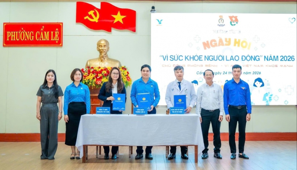 Công đoàn phường Cẩm Lệ ký kết chương trình phúc lợi đoàn viên với các đơn vị y tế nhằm mở rộng các hoạt động chăm sóc sức khỏe cho người lao động. Ảnh: LAM PHƯƠNG. Công đoàn phường Cẩm Lệ ký kết chương trình phúc lợi đoàn viên với các đơn vị y tế nhằm mở rộng các hoạt động chăm sóc sức khỏe cho người lao động. Ảnh: LAM PHƯƠNG.