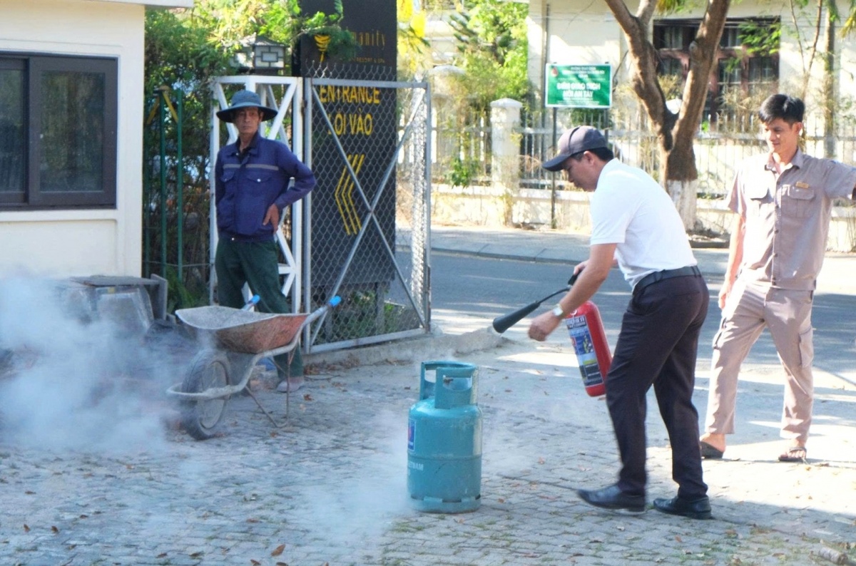 Mô hình “Văn hóa an toàn lao động tại nơi làm việc” hướng tới xây dựng môi trường làm việc xanh sạch đẹp, an toàn và hiệu quả, bảo đảm sức khỏe cho người lao động. Ảnh: LAM PHƯƠNG. Mô hình “Văn hóa an toàn lao động tại nơi làm việc” hướng tới xây dựng môi trường làm việc xanh sạch đẹp, an toàn và hiệu quả, bảo đảm sức khỏe cho người lao động. Ảnh: LAM PHƯƠNG.