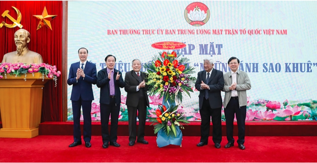 Các đồng chí lãnh đạo, nguyên lãnh đạo Ủy ban Trung ương MTTQ Việt Nam tặng hoa chúc mừng tác giả Nguyễn Túc (thứ 3 từ trái sang) với cuốn sách “Những ánh sao Khuê”. Các đồng chí lãnh đạo, nguyên lãnh đạo Ủy ban Trung ương MTTQ Việt Nam tặng hoa chúc mừng tác giả Nguyễn Túc (thứ 3 từ trái sang) với cuốn sách “Những ánh sao Khuê”.
