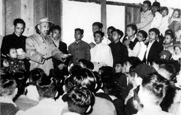 Chủ tịch Hồ Chí Minh trò chuyện cùng thầy và trò Trường Đại học Bách khoa Hà Nội ngày 1 Tết Nguyên đán năm 1958. Ảnh: Tư liệu. Chủ tịch Hồ Chí Minh trò chuyện cùng thầy và trò Trường Đại học Bách khoa Hà Nội ngày 1 Tết Nguyên đán năm 1958. Ảnh: Tư liệu.