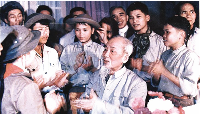 Bác Hồ gặp các cháu thiếu nhi dũng sỹ miền Nam tại Phủ Chủ tịch, năm 1968. Ảnh: Tư liệu. Bác Hồ gặp các cháu thiếu nhi dũng sỹ miền Nam tại Phủ Chủ tịch, năm 1968. Ảnh: Tư liệu.