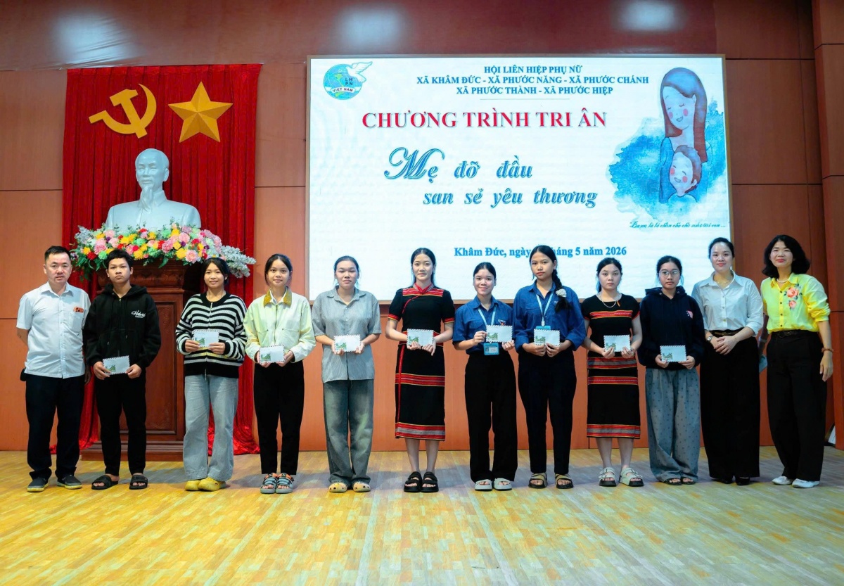 Nhà báo của bản làng: Từ ống kính tác nghiệp đến hành trình kết nối yêu thương Nhà báo của bản làng: Từ ống kính tác nghiệp đến hành trình kết nối yêu thương