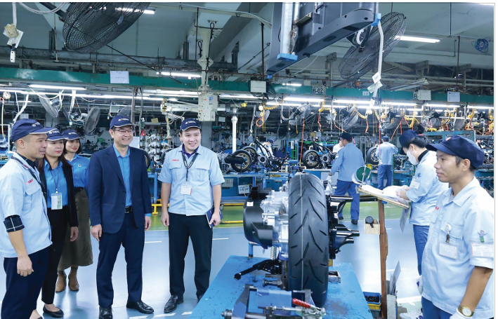 Lãnh đạo LĐLĐ thành phố Hà Nội thăm, động viên sản xuất tại Công ty TNHH Yamaha Motor Việt Nam. Lãnh đạo LĐLĐ thành phố Hà Nội thăm, động viên sản xuất tại Công ty TNHH Yamaha Motor Việt Nam.