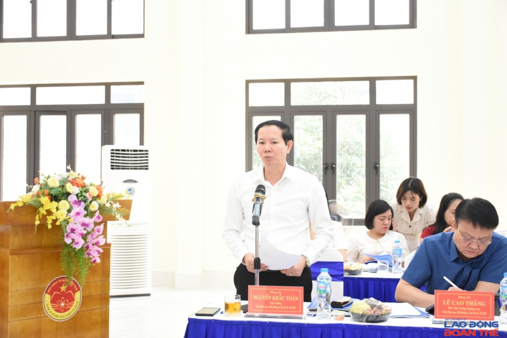 đồng chí Nguyễn Khắc Toàn, Bí thư Đảng ủy, Viện trưởng Viện Đào tạo, Bồi dưỡng cán bộ và Nghiên cứu khoa học phát biểu tại buổi làm việc. Ảnh: Nguyễn Việt đồng chí Nguyễn Khắc Toàn, Bí thư Đảng ủy, Viện trưởng Viện Đào tạo, Bồi dưỡng cán bộ và Nghiên cứu khoa học phát biểu tại buổi làm việc. Ảnh: Nguyễn Việt