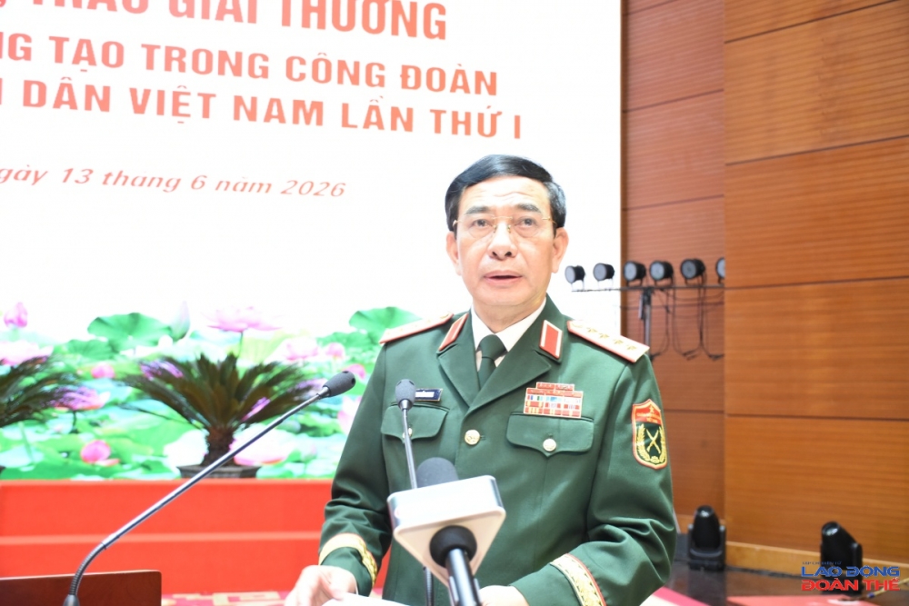 Đại tướng Phan Văn Giang, Ủy viên Bộ Chính trị, Phó thủ tướng Chính phủ, Bộ trưởng Bộ Quốc phòng phát biểu chỉ đạo tại chương trình tổng kết, trao Giải thưởng Lao động sáng tạo trong Công đoàn Quân đội lần thứ I. Ảnh: Nguyễn Việt Đại tướng Phan Văn Giang, Ủy viên Bộ Chính trị, Phó thủ tướng Chính phủ, Bộ trưởng Bộ Quốc phòng phát biểu chỉ đạo tại chương trình tổng kết, trao Giải thưởng Lao động sáng tạo trong Công đoàn Quân đội lần thứ I. Ảnh: Nguyễn Việt
