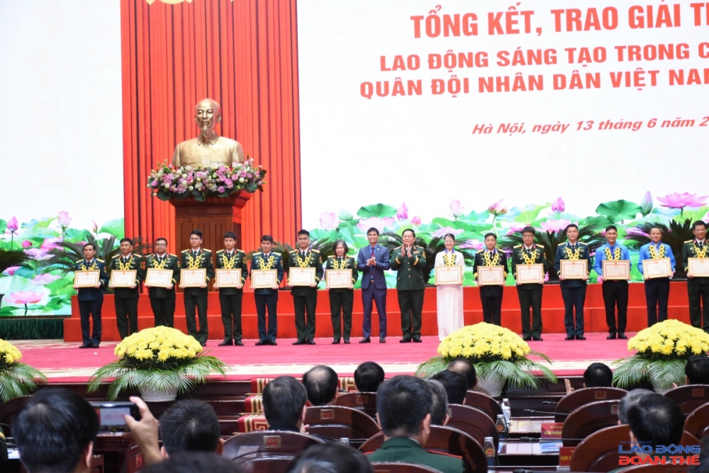 Đại tướng Nguyễn Trọng Nghĩa và đồng chí Ngọ Duy Hiểu, Phó chủ tịch Tổng Liên đoàn Lao động Việt Nam trao Chứng nhận và Bằng Lao động sáng tạo tặng các tác giả, nhóm tác giả có công trình đoạt giải nhất, giải nhì. Ảnh: Nguyễn Việt Đại tướng Nguyễn Trọng Nghĩa và đồng chí Ngọ Duy Hiểu, Phó chủ tịch Tổng Liên đoàn Lao động Việt Nam trao Chứng nhận và Bằng Lao động sáng tạo tặng các tác giả, nhóm tác giả có công trình đoạt giải nhất, giải nhì. Ảnh: Nguyễn Việt