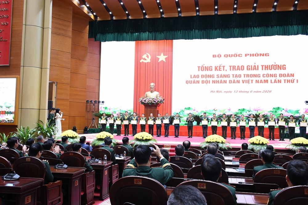 Đại tướng Phan Văn Giang trao thưởng tặng các tác giả, tập thể tác giả có công trình đoạt giải nhất và cá nhân có thành tích xuất sắc trong tổ chức, tham gia Giải thưởng lần thứ I. Ảnh: Nguyễn Việt Đại tướng Phan Văn Giang trao thưởng tặng các tác giả, tập thể tác giả có công trình đoạt giải nhất và cá nhân có thành tích xuất sắc trong tổ chức, tham gia Giải thưởng lần thứ I. Ảnh: Nguyễn Việt