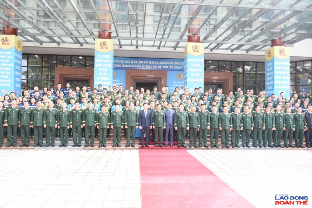 Đại tướng Phan Văn Giang, Đại tướng Nguyễn Trọng Nghĩa và các đại biểu cùng các tác giả, nhóm tác giả đoạt giải thưởng chụp ảnh lưu niệm. Ảnh: Nguyễn Việt Đại tướng Phan Văn Giang, Đại tướng Nguyễn Trọng Nghĩa và các đại biểu cùng các tác giả, nhóm tác giả đoạt giải thưởng chụp ảnh lưu niệm. Ảnh: Nguyễn Việt