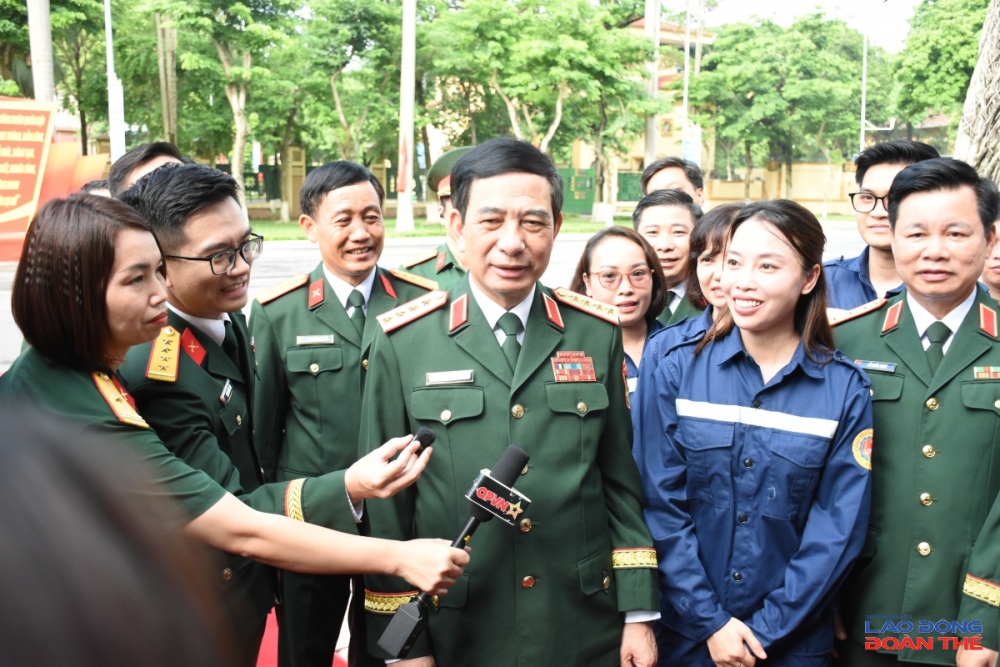 Đại tướng Phan Văn Giang trao với nữ công nhân viên quốc có thành tích xuất sắc tại Giải thưởng lần thứ I. Ảnh: Nguyễn Việt Đại tướng Phan Văn Giang trao với nữ công nhân viên quốc có thành tích xuất sắc tại Giải thưởng lần thứ I. Ảnh: Nguyễn Việt