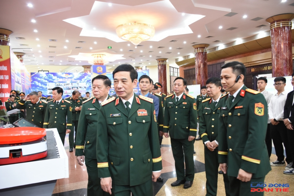 Nhiều công trình có hàm lượng khoa học và tính ứng dụng cao, tập trung vào các lĩnh vực công nghệ mới, chuyển đổi số, hiện đại hóa vũ khí, trang bị kỹ thuật, góp phần nâng cao chất lượng huấn luyện, khả năng sẵn sàng chiến đấu, hiệu quả lao động sản xuất và công tác bảo đảm kỹ thuật trong toàn quân. Ảnh: Nguyễn Việt Nhiều công trình có hàm lượng khoa học và tính ứng dụng cao, tập trung vào các lĩnh vực công nghệ mới, chuyển đổi số, hiện đại hóa vũ khí, trang bị kỹ thuật, góp phần nâng cao chất lượng huấn luyện, khả năng sẵn sàng chiến đấu, hiệu quả lao động sản xuất và công tác bảo đảm kỹ thuật trong toàn quân. Ảnh: Nguyễn Việt