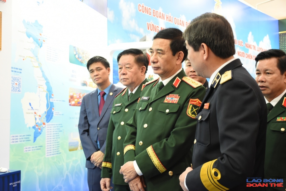 Điểm nổi bật của Giải thưởng lần này là phần lớn các công trình đã được ứng dụng hiệu quả vào thực tiễn. Nhiều sáng kiến, đề tài mang lại giá trị thiết thực cả về quốc phòng - an ninh và kinh tế - xã hội, thể hiện rõ năng lực nghiên cứu, làm chủ công nghệ và tinh thần đổi mới sáng tạo của đội ngũ người lao động trong Quân đội. Ảnh: Nguyễn Việt Điểm nổi bật của Giải thưởng lần này là phần lớn các công trình đã được ứng dụng hiệu quả vào thực tiễn. Nhiều sáng kiến, đề tài mang lại giá trị thiết thực cả về quốc phòng - an ninh và kinh tế - xã hội, thể hiện rõ năng lực nghiên cứu, làm chủ công nghệ và tinh thần đổi mới sáng tạo của đội ngũ người lao động trong Quân đội. Ảnh: Nguyễn Việt
