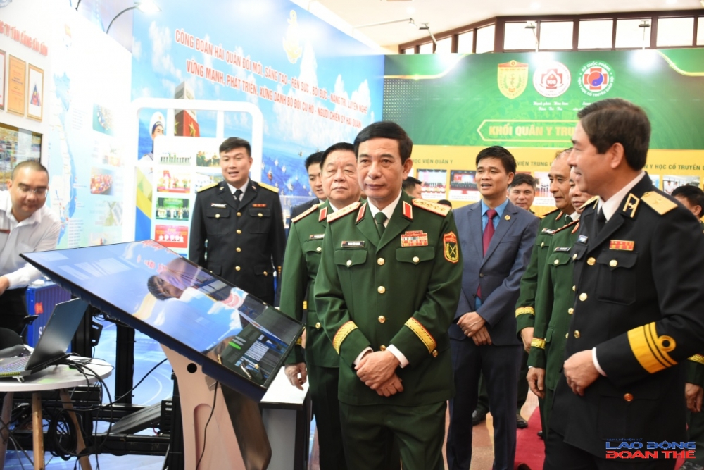Đánh giá cao việc Giải thưởng hướng mạnh về cơ sở và người lao động trực tiếp, lấy hiệu quả ứng dụng, giá trị làm lợi làm tiêu chí quan trọng trong xét chọn, Đại tướng Phan Văn Giang nhấn mạnh, nhiều sáng kiến, cải tiến kỹ thuật có giá trị xuất phát từ chính quá trình lao động, sản xuất hằng ngày, từ trăn trở rất cụ thể, mộc mạc nhưng rất thiết thực của người công nhân, kỹ thuật viên. Ảnh: Nguyễn Việt Đánh giá cao việc Giải thưởng hướng mạnh về cơ sở và người lao động trực tiếp, lấy hiệu quả ứng dụng, giá trị làm lợi làm tiêu chí quan trọng trong xét chọn, Đại tướng Phan Văn Giang nhấn mạnh, nhiều sáng kiến, cải tiến kỹ thuật có giá trị xuất phát từ chính quá trình lao động, sản xuất hằng ngày, từ trăn trở rất cụ thể, mộc mạc nhưng rất thiết thực của người công nhân, kỹ thuật viên. Ảnh: Nguyễn Việt