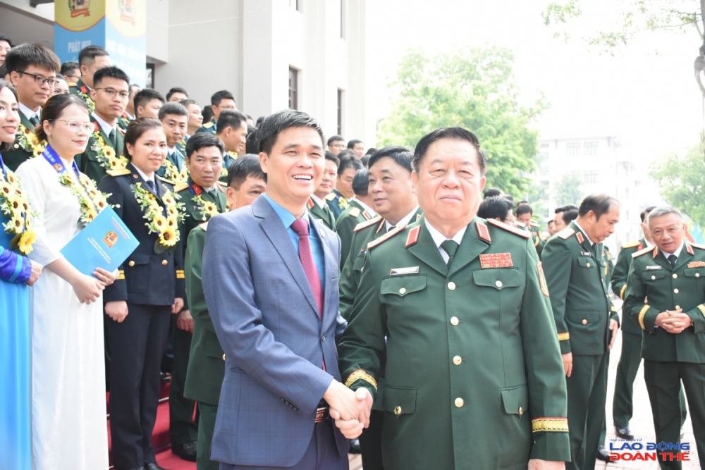 Đại tướng Nguyễn Trọng Nghĩa và đồng chí Ngọ Duy Hiểu, Phó chủ tịch Tổng Liên đoàn Lao động Việt Nam tham dự chương trình tổng kết, trao Giải thưởng Lao động sáng tạo trong Công đoàn Quân đội lần thứ I. Ảnh: Nguyễn Việt Đại tướng Nguyễn Trọng Nghĩa và đồng chí Ngọ Duy Hiểu, Phó chủ tịch Tổng Liên đoàn Lao động Việt Nam tham dự chương trình tổng kết, trao Giải thưởng Lao động sáng tạo trong Công đoàn Quân đội lần thứ I. Ảnh: Nguyễn Việt