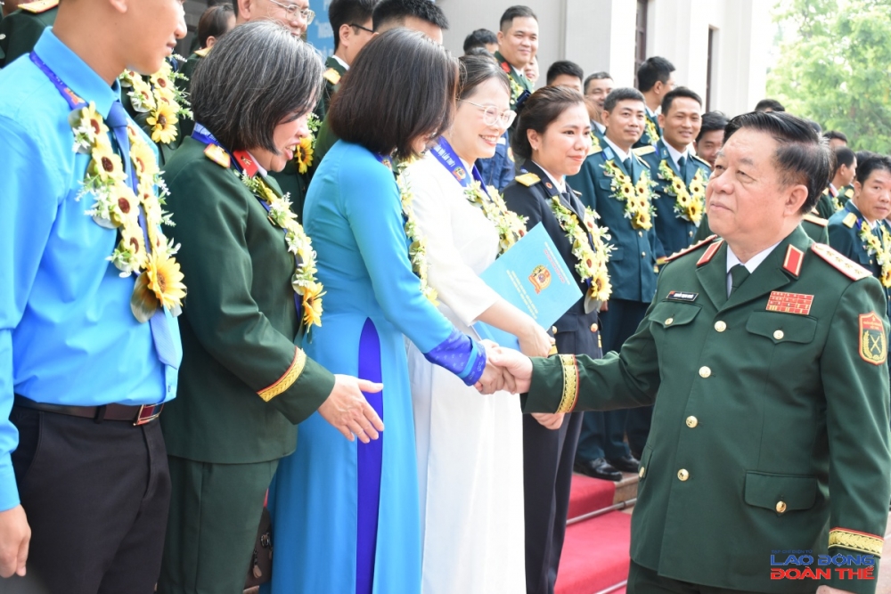 Đại tướng Nguyễn Trọng Nghĩa chúc mừng các tác giả đạt Giải thưởng Lao động sáng tạo trong Công đoàn Quân đội lần thứ I. Ảnh: Nguyễn Việt Đại tướng Nguyễn Trọng Nghĩa chúc mừng các tác giả đạt Giải thưởng Lao động sáng tạo trong Công đoàn Quân đội lần thứ I. Ảnh: Nguyễn Việt