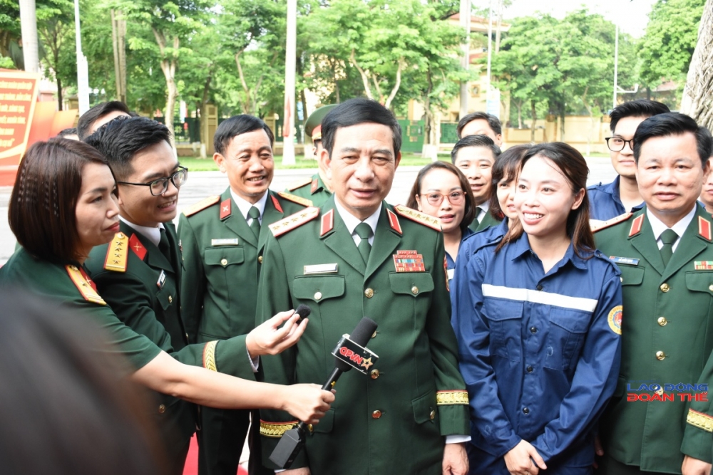 Đại tướng Phan Văn Giang trao đổi với nữ công nhân viên quốc phòng có thành tích xuất sắc tại Giải thưởng lần thứ I. Ảnh: Nguyễn Việt Đại tướng Phan Văn Giang trao đổi với nữ công nhân viên quốc phòng có thành tích xuất sắc tại Giải thưởng lần thứ I. Ảnh: Nguyễn Việt