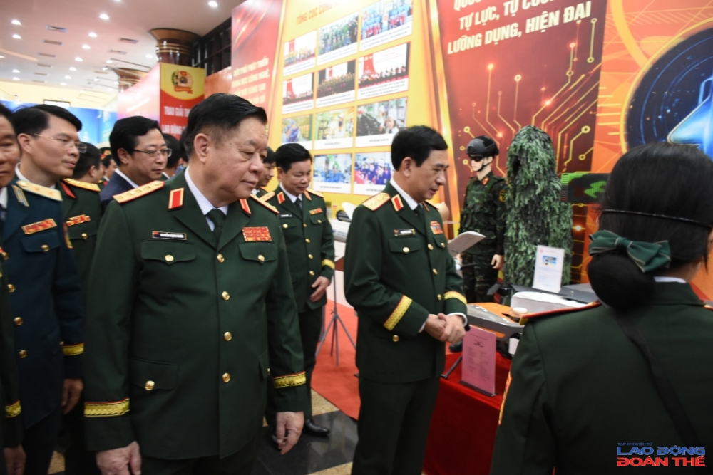 Đại tướng Phan Văn Giang, Đại tướng Nguyễn Trọng Nghĩa và các đại biểu tham quan khu trưng bày các mô hình, công trình, sáng kiến tiêu biểu, phản ánh kết quả lao động sáng tạo của cán bộ, đoàn viên công đoàn và người lao động trong toàn quân. Ảnh: Nguyễn Việt Đại tướng Phan Văn Giang, Đại tướng Nguyễn Trọng Nghĩa và các đại biểu tham quan khu trưng bày các mô hình, công trình, sáng kiến tiêu biểu, phản ánh kết quả lao động sáng tạo của cán bộ, đoàn viên công đoàn và người lao động trong toàn quân. Ảnh: Nguyễn Việt