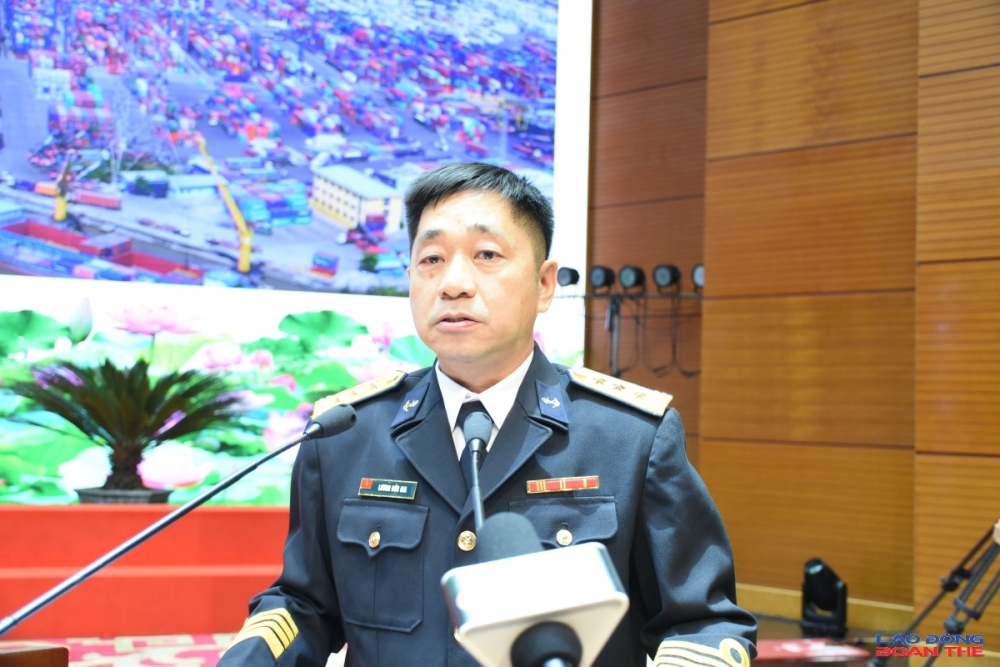 Đồng chí Thượng tá QNCN Lương Đức Gia, Trung tâm Điều độ cảng, Binh đoàn 20 thay mặt nhóm tác giả thuộc Binh đoàn 20 đạt giải Giải thưởng Lao động sáng tạo trong Công đoàn Quân đội lần thứ I báo cáo thành tích. Ảnh: Nguyễn Việt