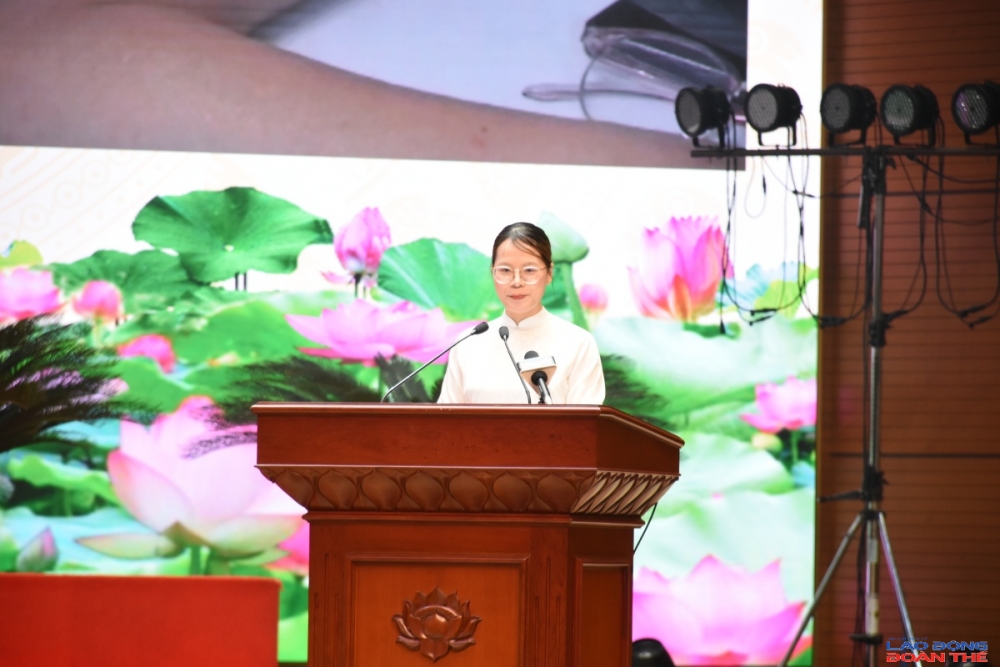 Đồng chí An Thị Ngọc Châm, Bác sĩ Khoa phục hồi chức năng, Bệnh viện quân y 354, Tổng cục Hậu cần - Kỹ thuật có công trình tiêu biểu đạt giải Giải thưởng Lao động sáng tạo trong Công đoàn Quân đội lần thứ I. Ảnh: Nguyễn Việt