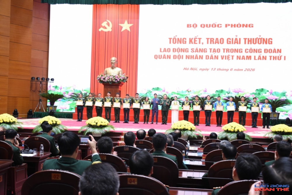 Đại tướng Nguyễn Trọng Nghĩa và đồng chí Ngọ Duy Hiểu, Phó chủ tịch Tổng Liên đoàn Lao động Việt Nam trao Chứng nhận và Bằng Lao động sáng tạo tặng các tác giả, nhóm tác giả có công trình đoạt giải nhất, giải nhì. Ảnh: Nguyễn Việt