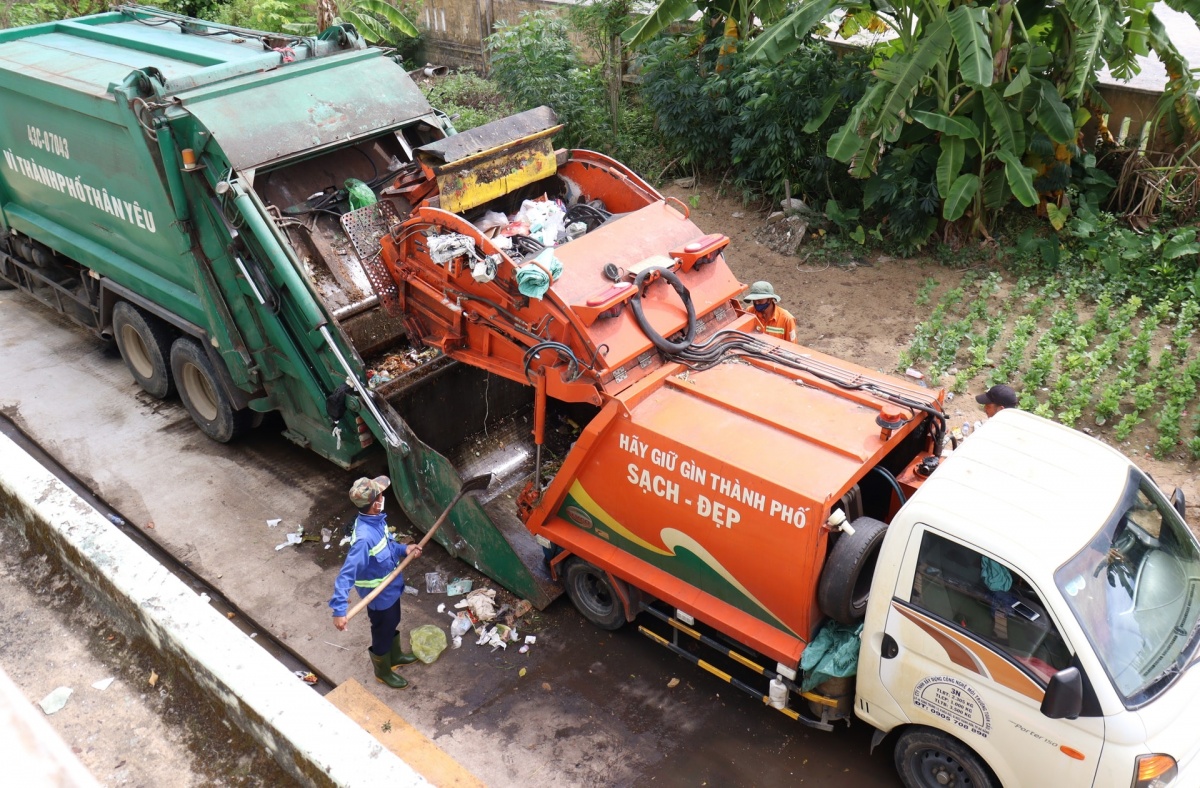 Các phương tiện thu gom, vận chuyển rác được tăng cường huy động để đảm bảo vệ sinh môi trường phục vụ Tết Nguyên đán. Ảnh: HOÀNG HIỆP