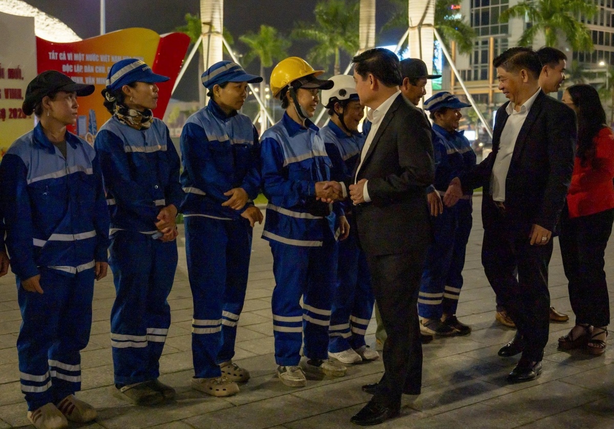 Lãnh đạo Đảng ủy, UBND phường Hòa Cường động viên, chúc Tết các công nhân môi trường trong đêm giao thừa. Ảnh: HOÀNG HIỆP