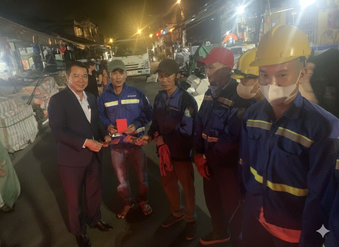 Đại diện Sở Nông nghiệp và Môi trường (bìa trái) động viên và lì xì Tết cho công nhân môi trường tại phường Hội An. Ảnh: NT